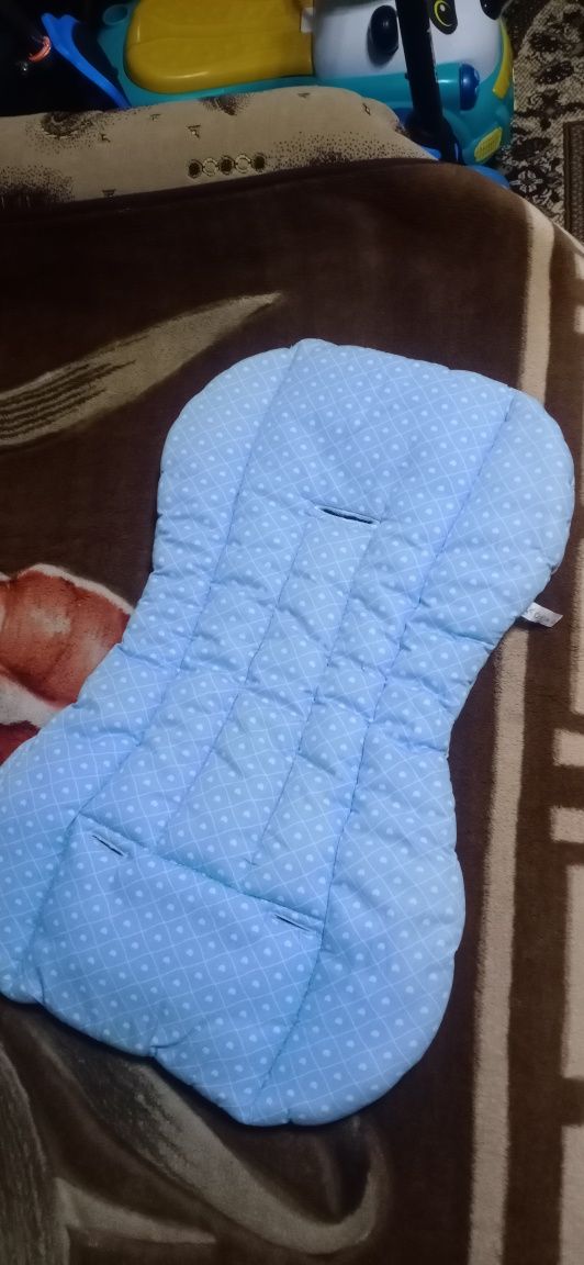 Подушки на кроватку,матрасик в коляску и две подушечки под голову