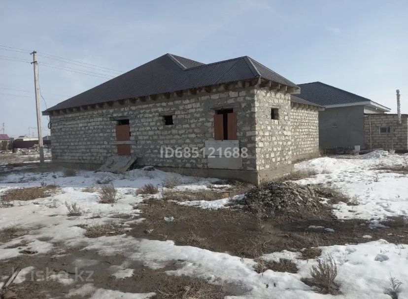 Еркінқала-2 толығымен бітпеген 12×13 өлшемде 5 бөлмелі үй сатылады.