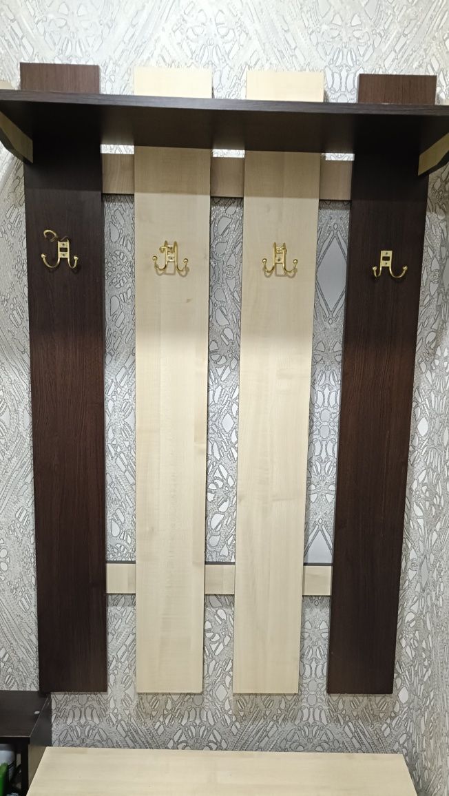 Продам вешалку в прихожую