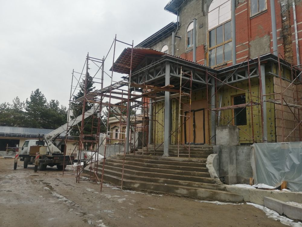 Аренда лесов для фасада без залога с удобными трапами