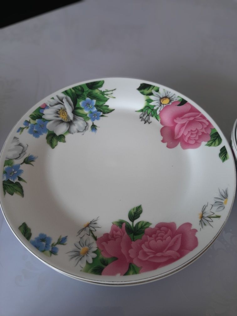 Продам сервиз из тарелок и супниц