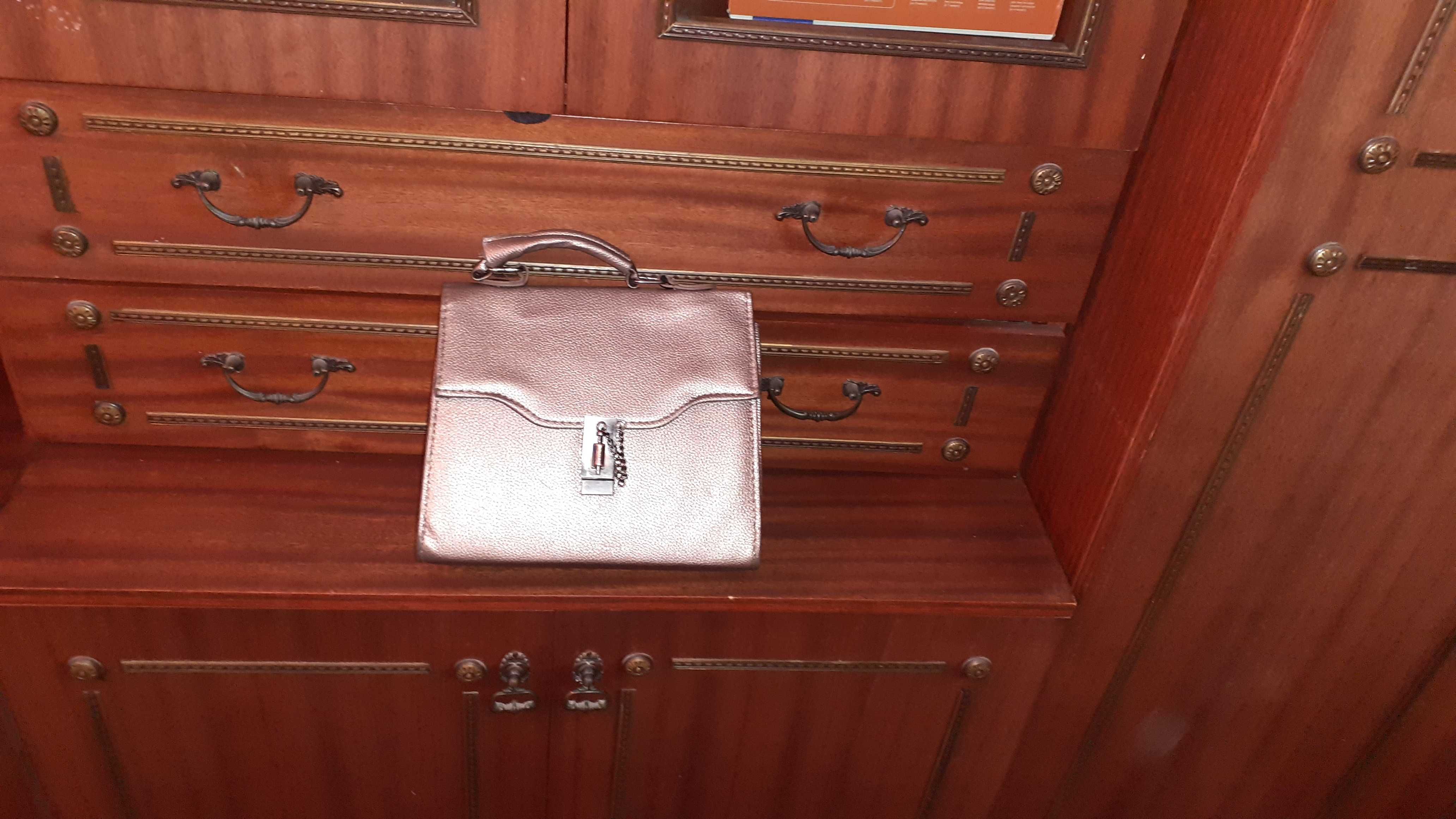 Продам сумочки дам. из натур. кожи серебр. цвета (сделано в Германии)