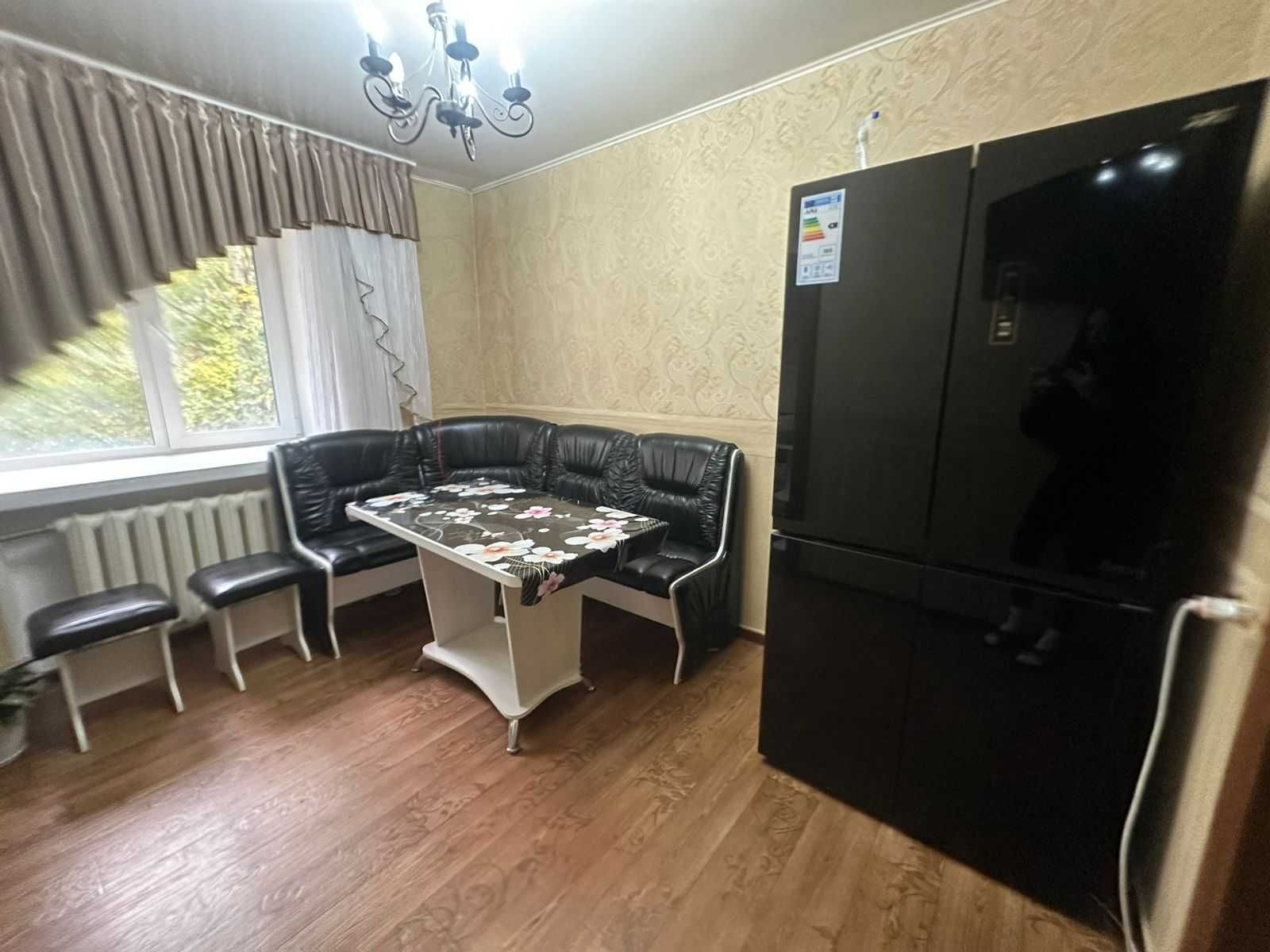 Продам 4х комн. квартиру переделанную в 3х на 3 микрорайоне в 9 доме.