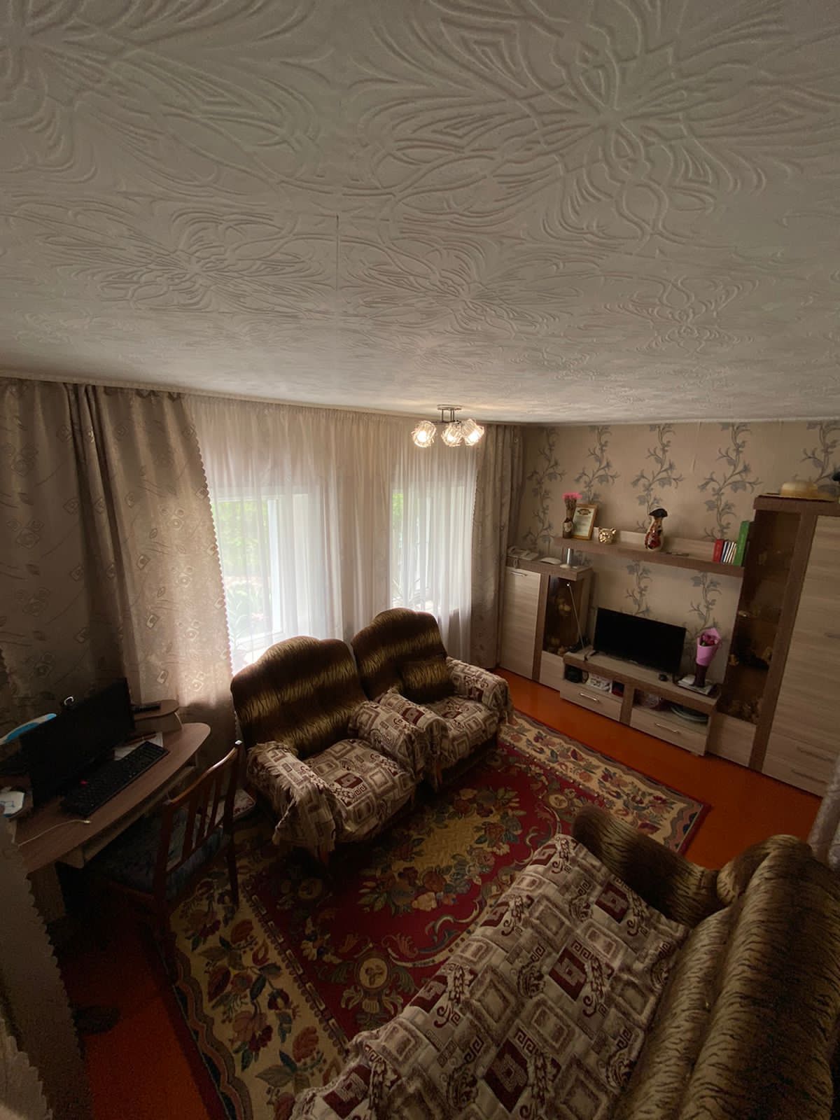 Продам дом 4 комнаты, в самом центре.