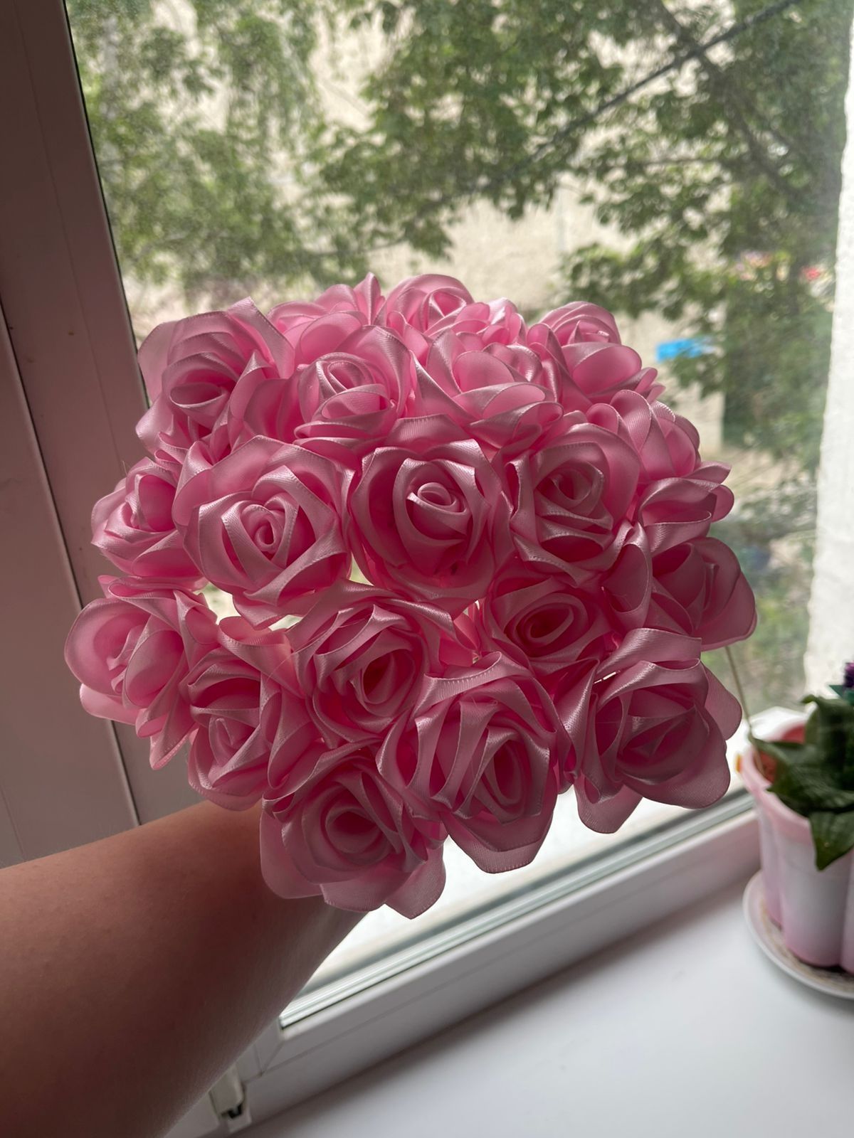 Розы из атласных лент