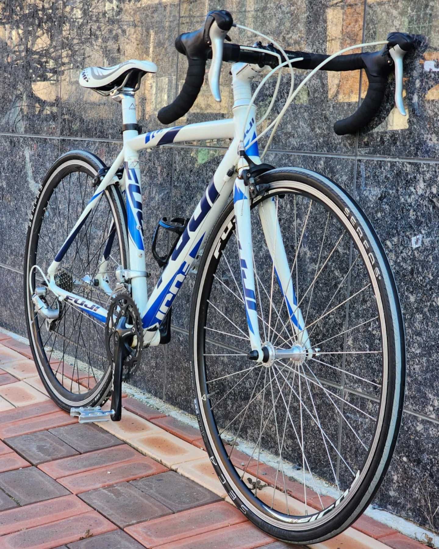 Шоссейный велосипед Fuji Roubaix 3.0. Горный велосипед: CELLO CXC2000.