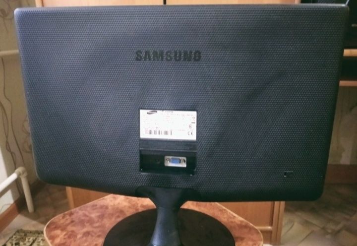 Монитор Samsung 2013 года