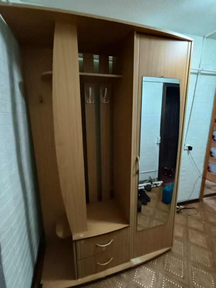 Продам прихожый шкаф