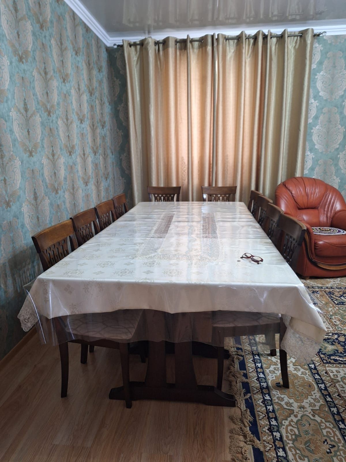 Стол со стулями очень хорошего качества, размер 4,5×1,20
