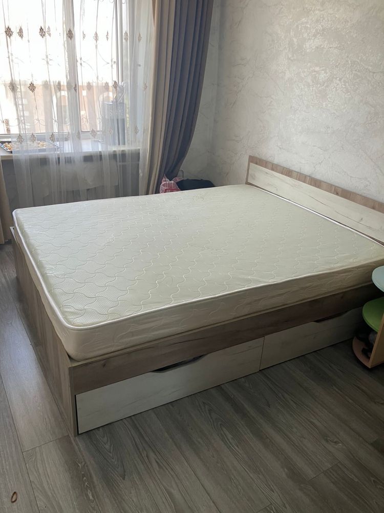 Двухместная кровать с полками 1.60 на 2 метра