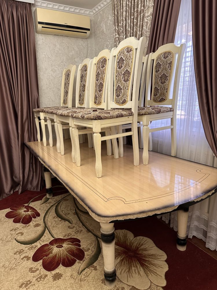 Стол со стульями