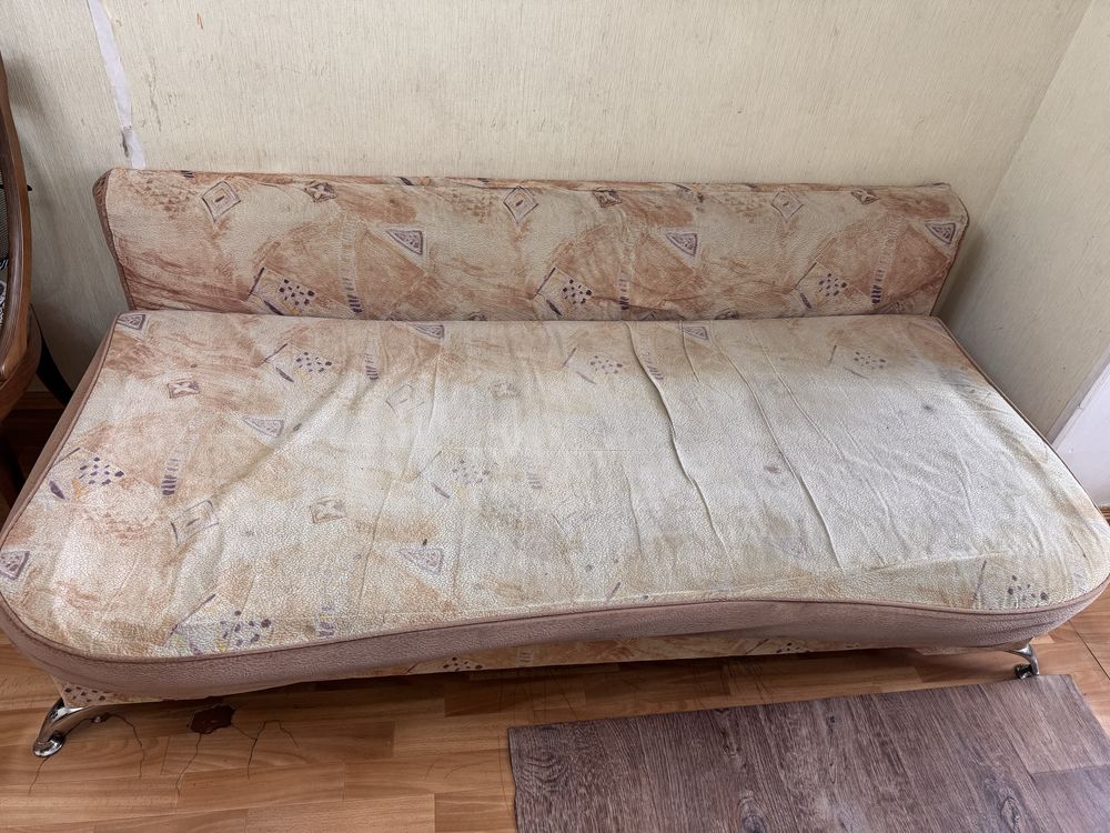Диван для гостиной, в хорошем состоянии
