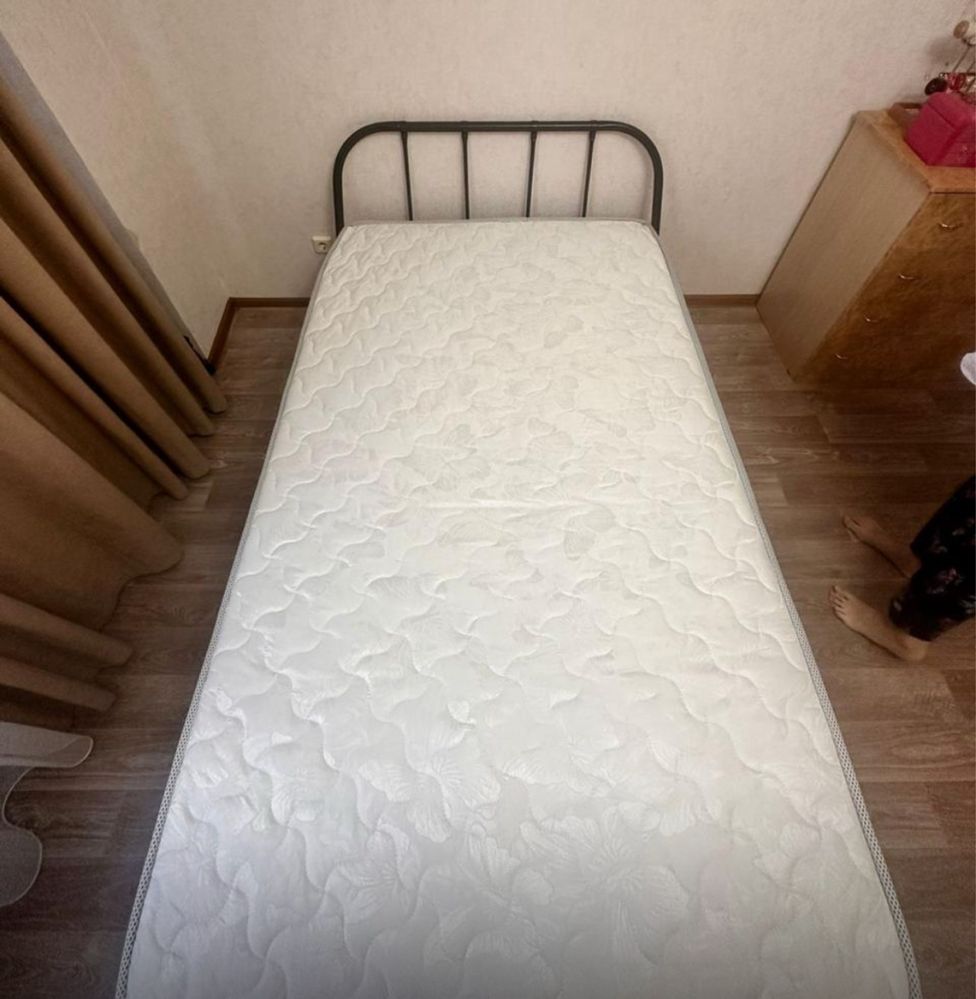 Продам кровать с матрасом