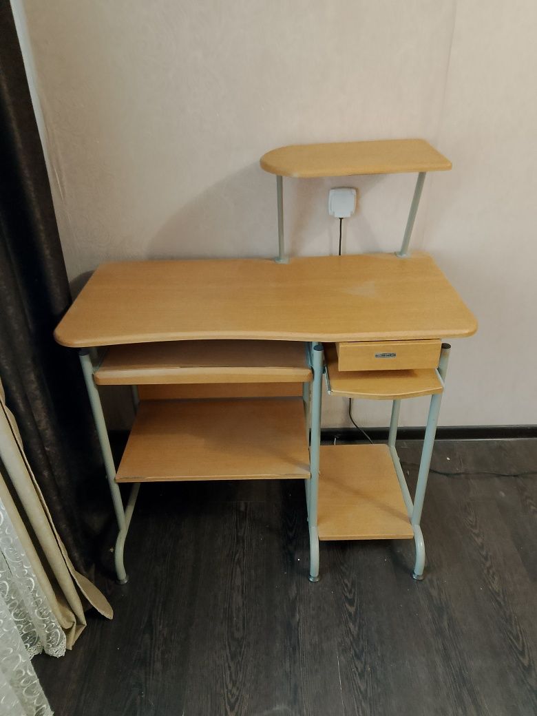 Продам компьютерный столик