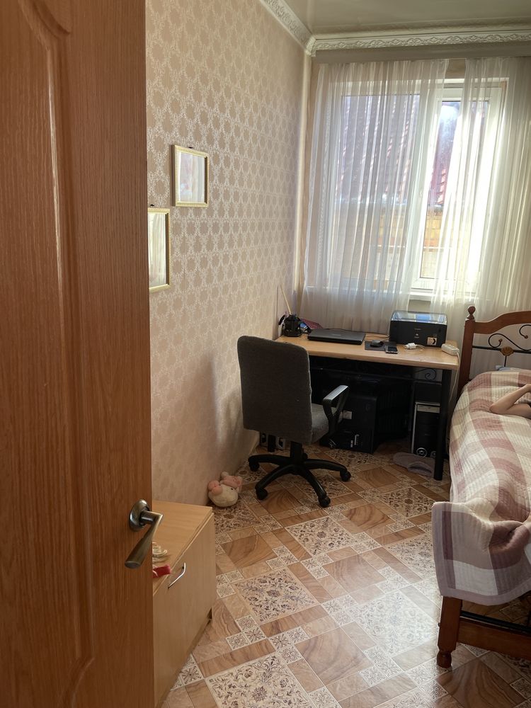 Продам двухэтажный коттедж в городе.