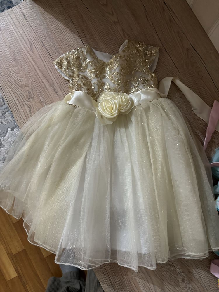 Продам платья на девочку 4-5 лет