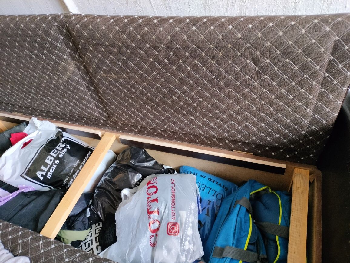 Продам диван дёшево, почти даром