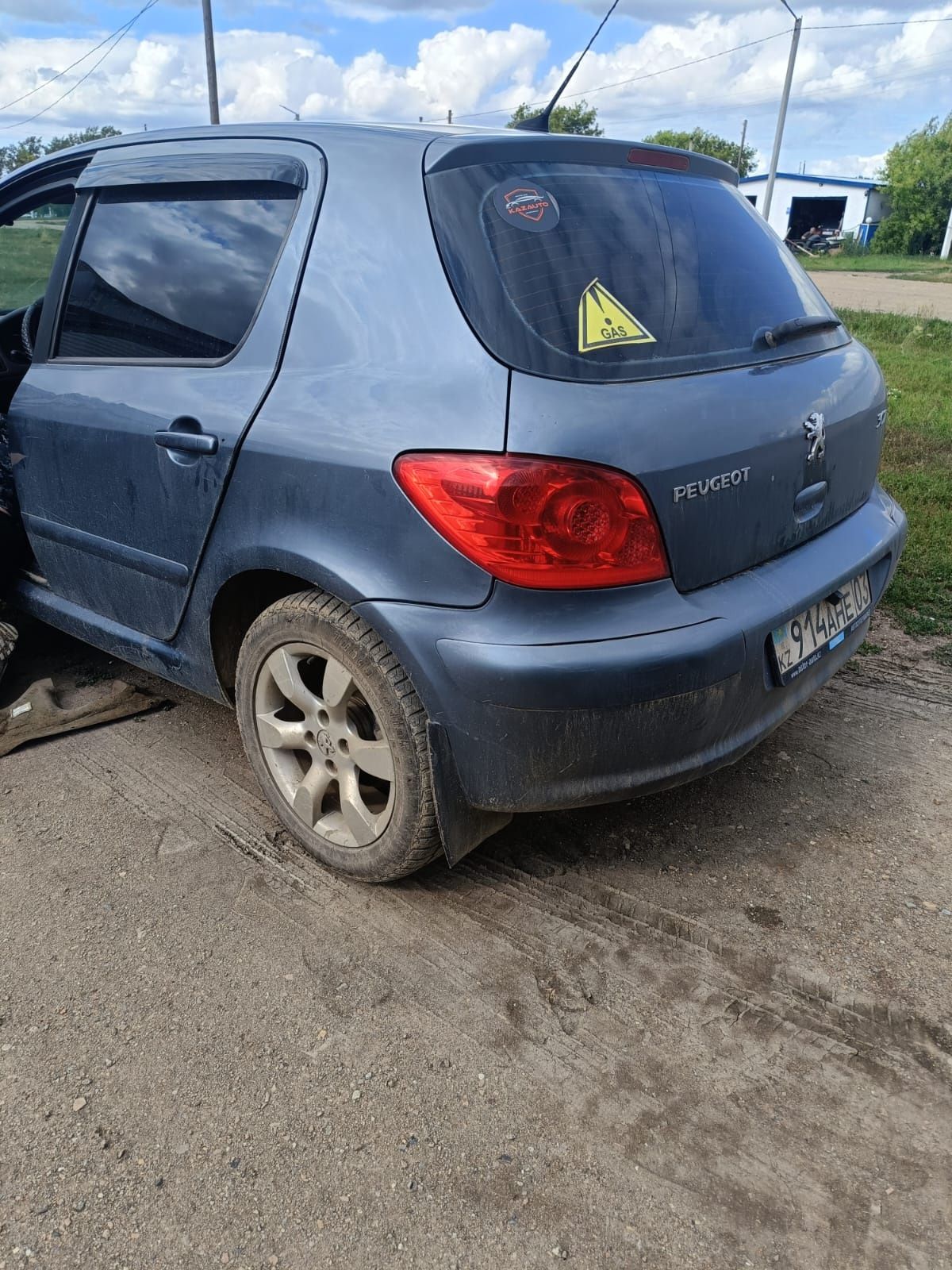 Продам машину ..