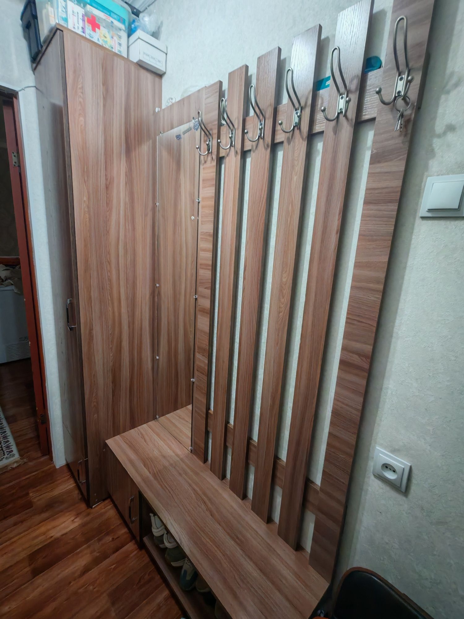 Продам прихожую.