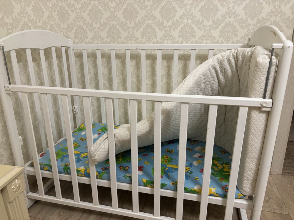 Продам детскую кровать с двумя матрасами