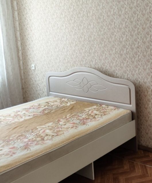 Продам 2 спальную кровать с матрасом,