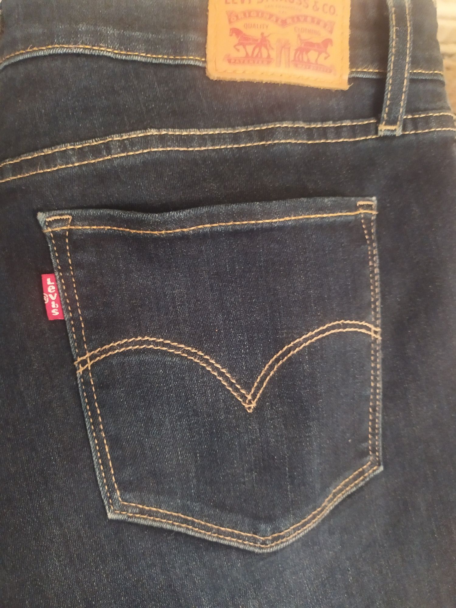 Продам - Джинсы " Levis " Оригинал.  Красивый Тёмно-синий цвет.