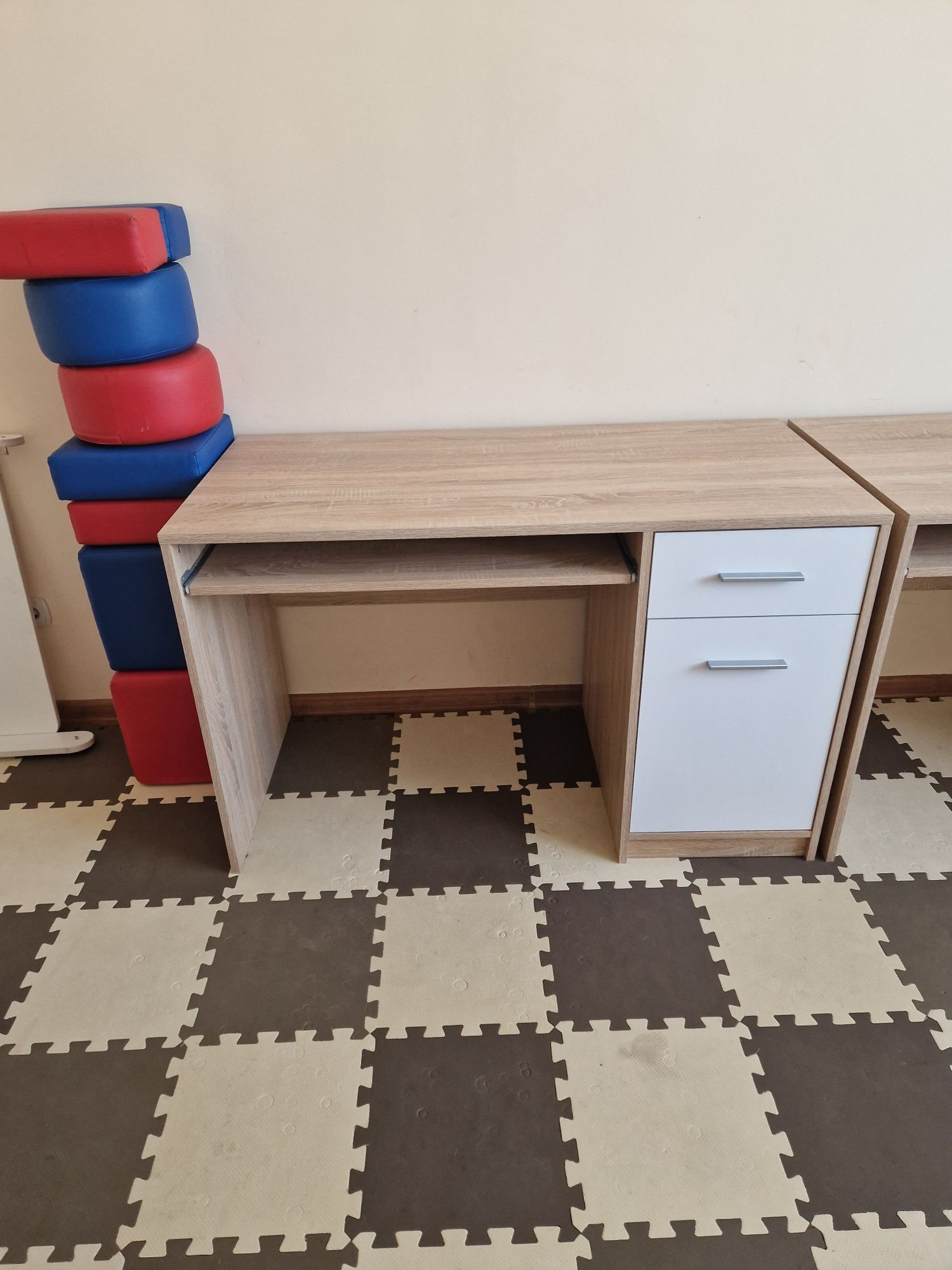Продам два письменных стола, новые.не использованные.