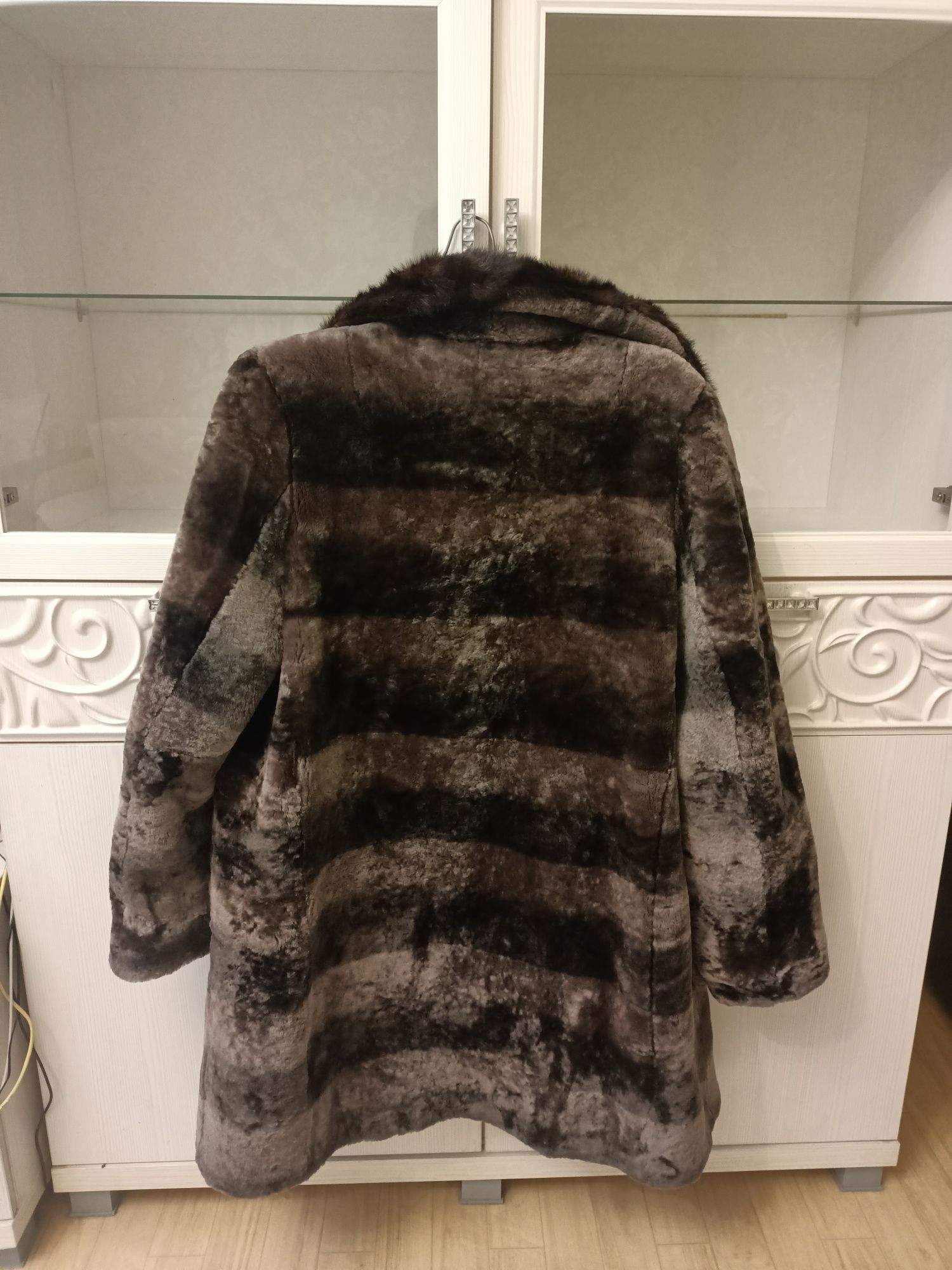 Продам шубу цигейковую, с норковым воротником