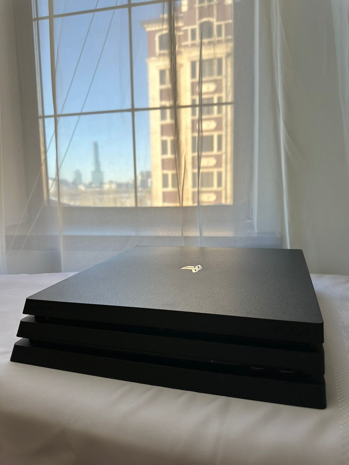 PlayStation 4Pro с шестью джойстиками и четырьмя играми