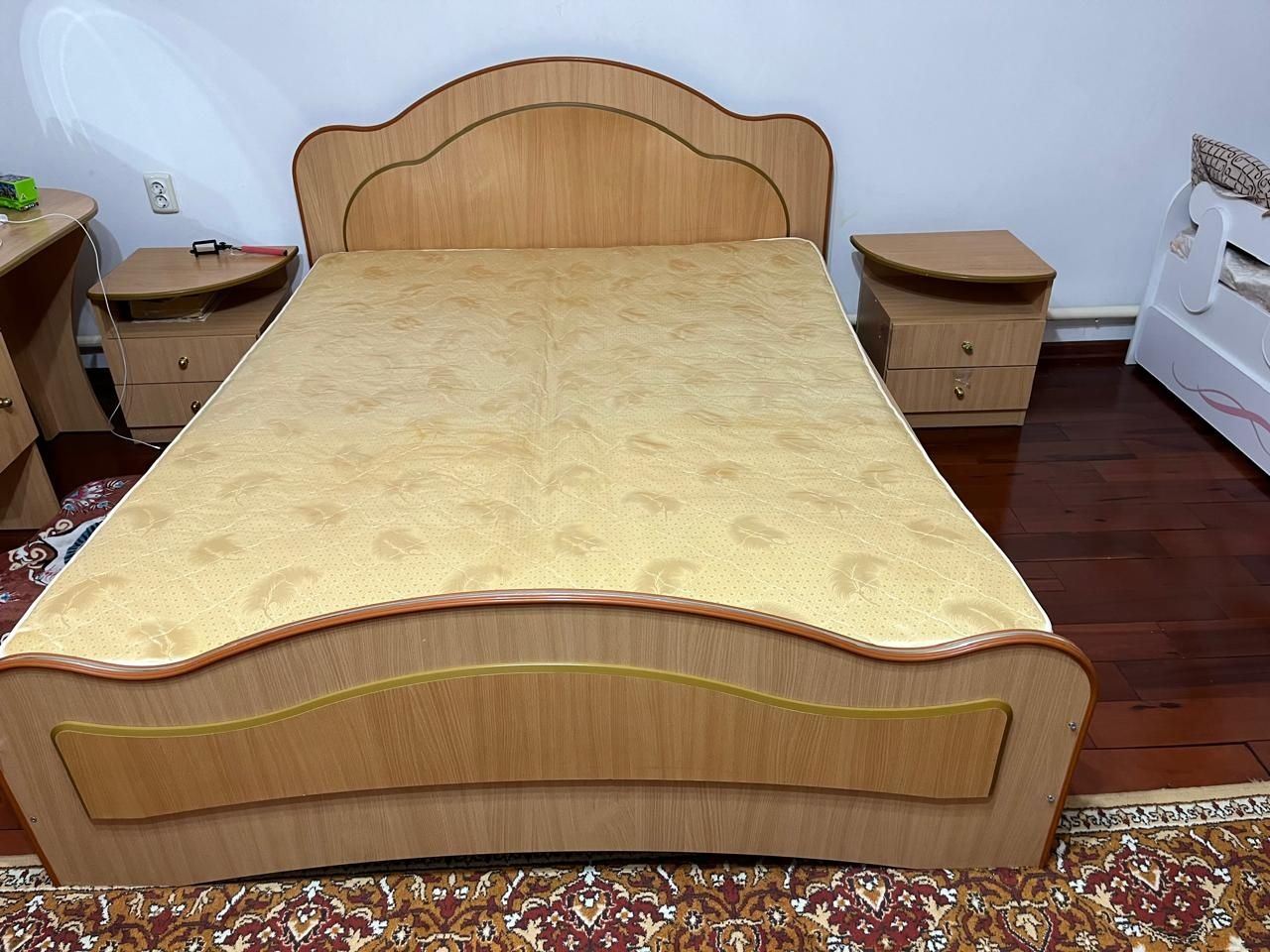 Продам Стол 1,10× 3+3,5,ковер 6×4,стальная гарнитура.