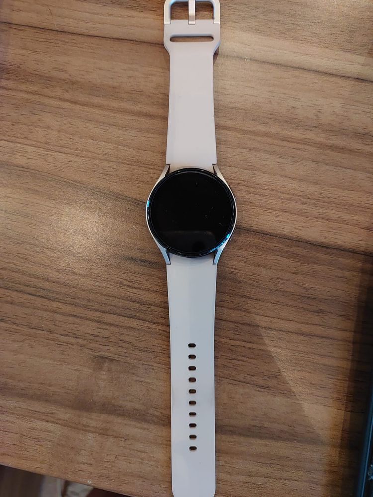 Продам смарт часы Samsung Galaxy Watch 4 в идеальном состоянии.