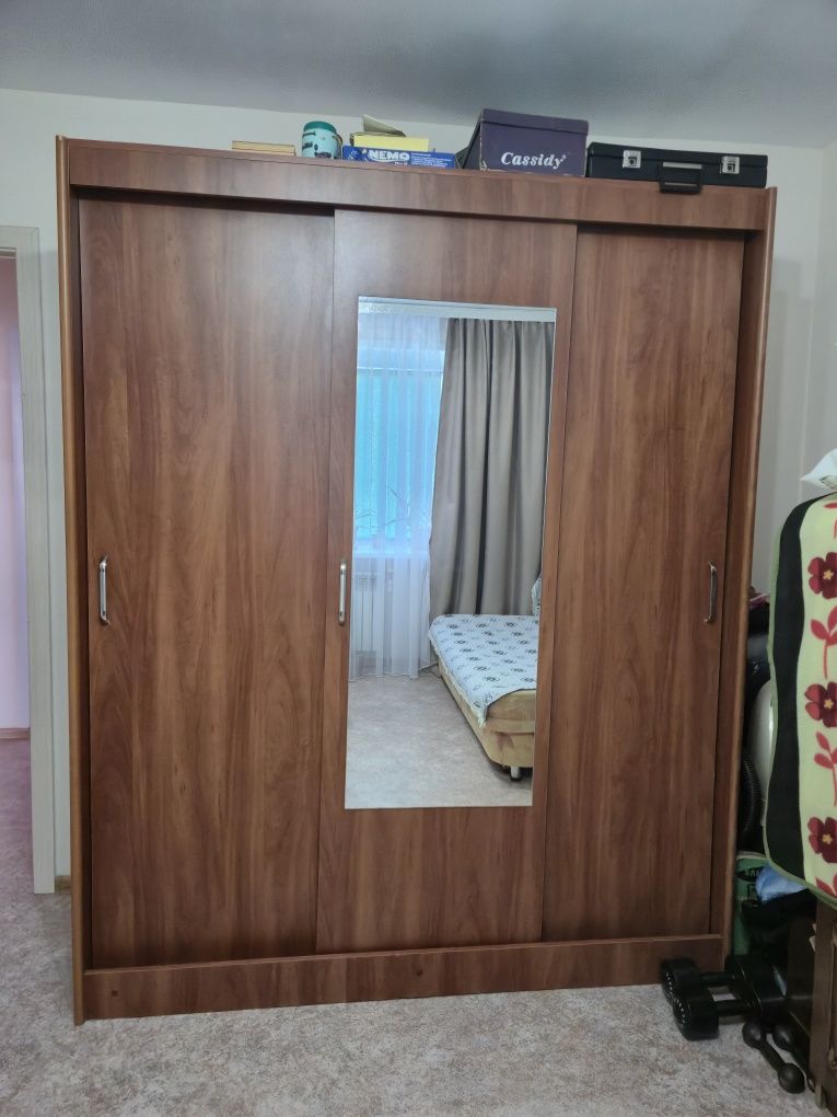 Шифоньер купе в хорошем состоянии