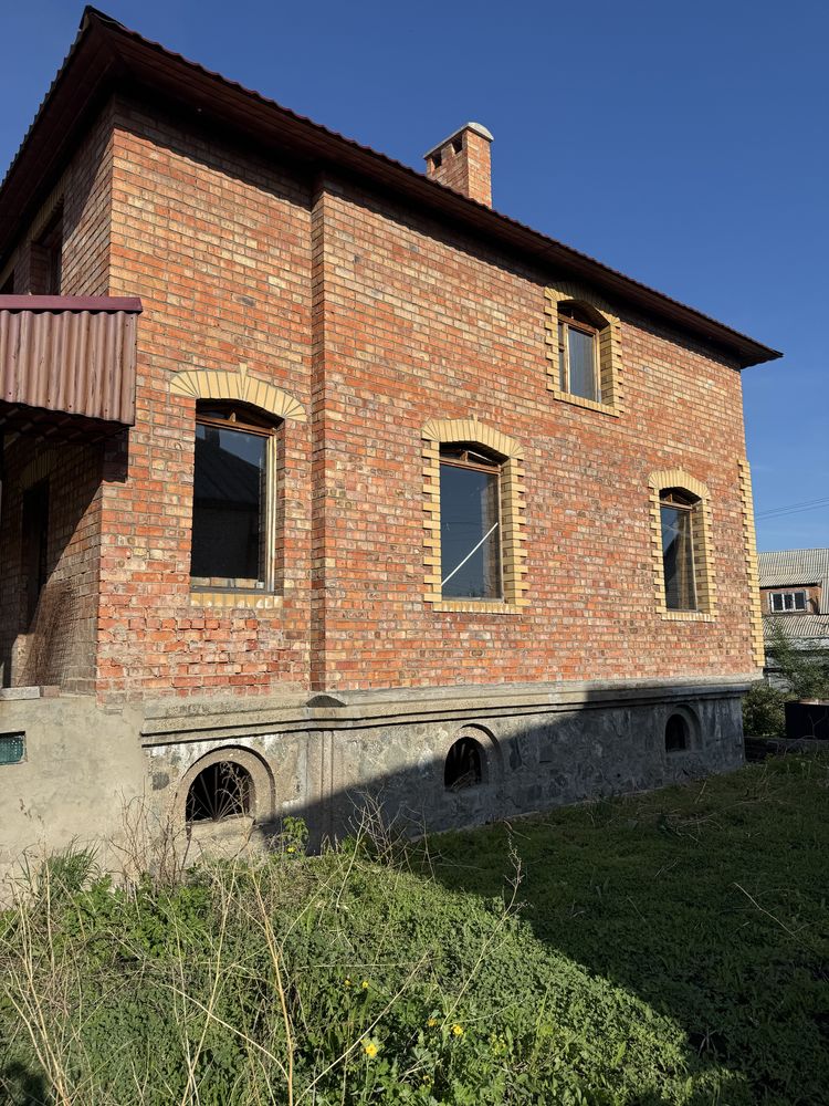 Продам 2х этажный дом 23 мкрн ул.Журбы.S=245 кв.м.Участок 12 соток