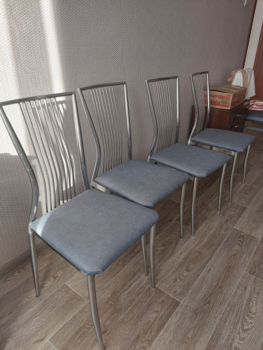 Продам 4 стула, крепкие