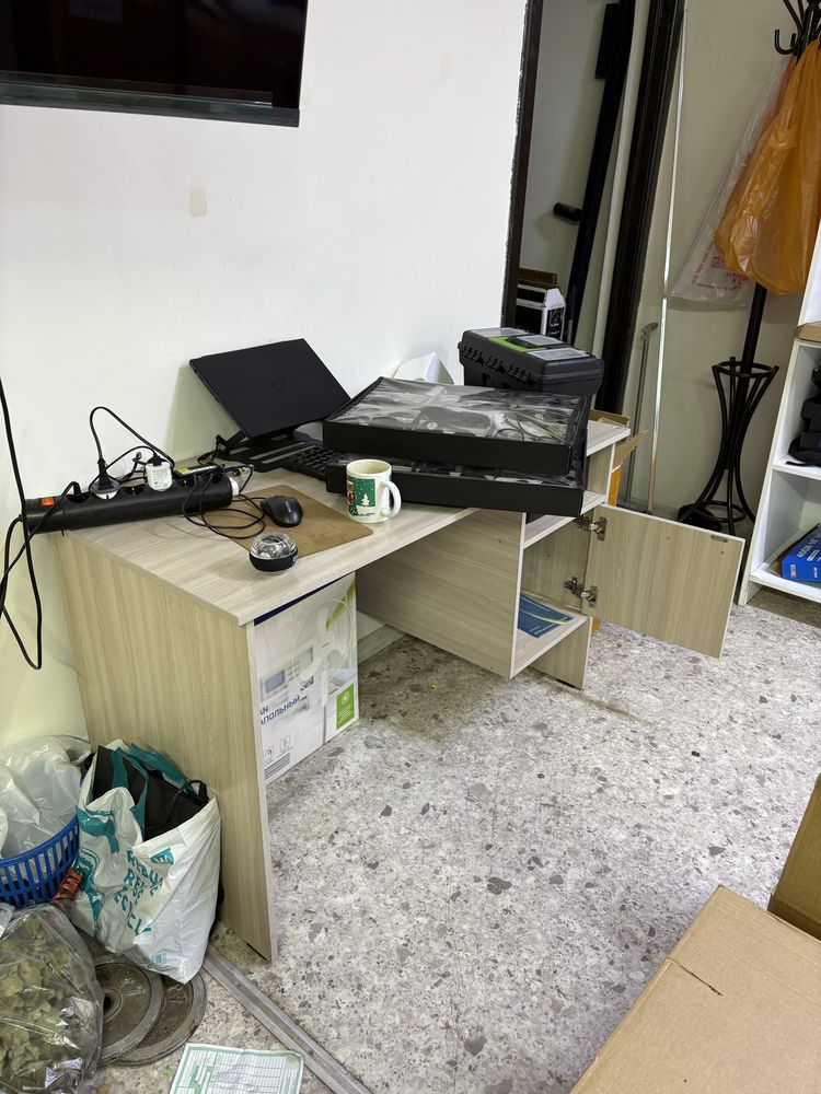 Столы для помещения офичные