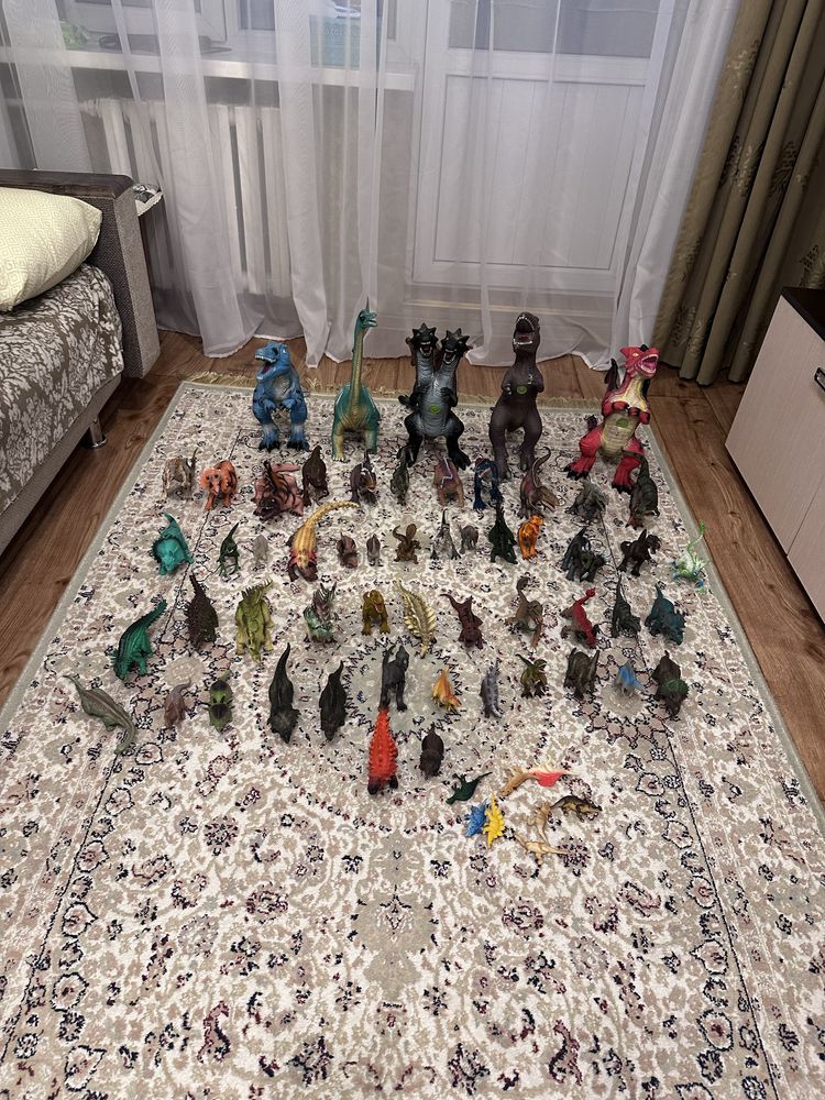 Продам коллекцию динозавров, 55 штук