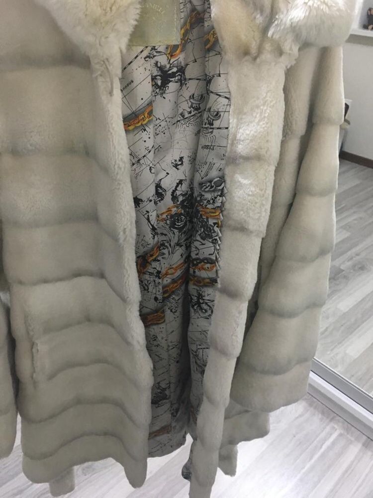 Продаётся шуба .