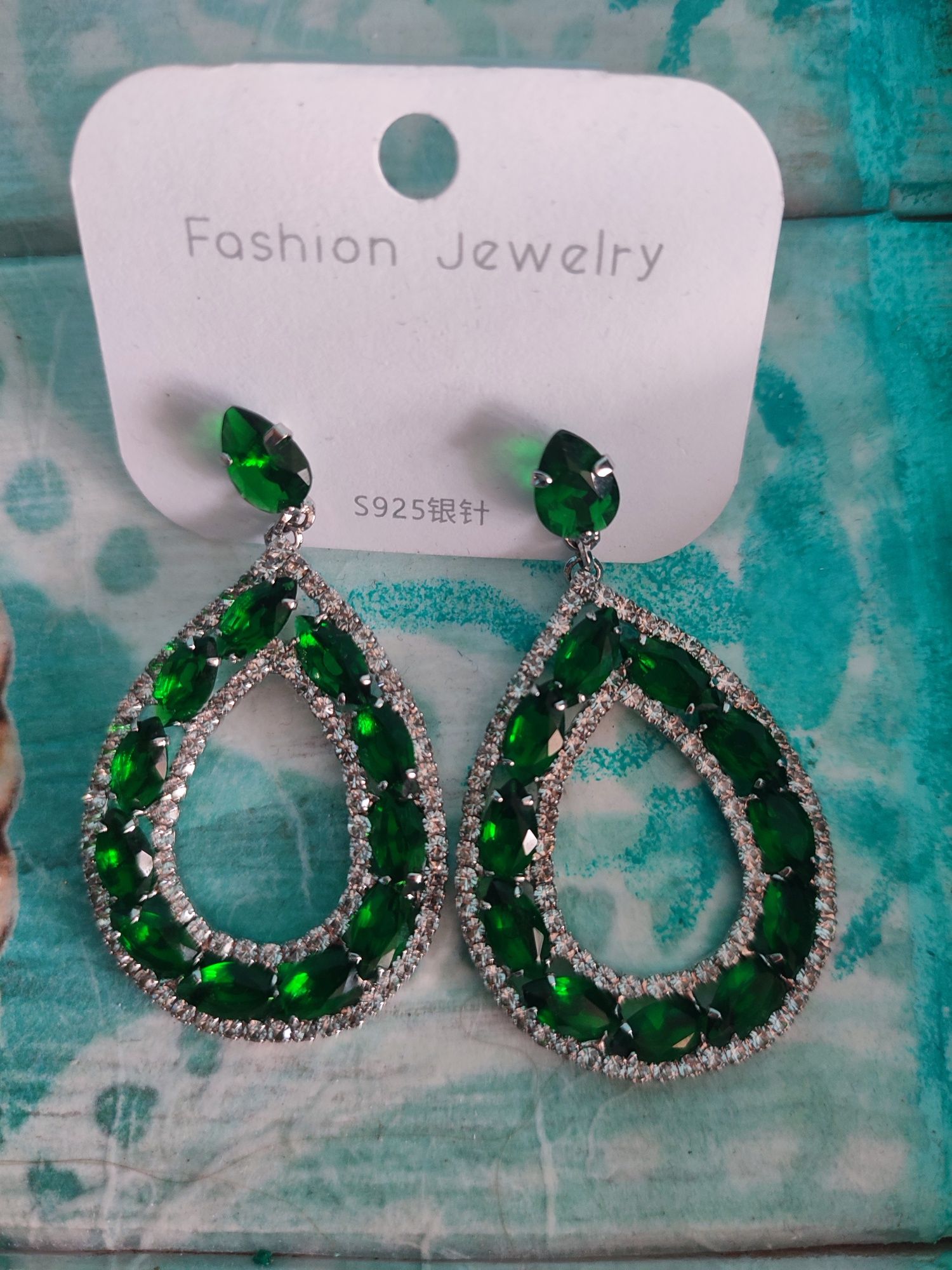 Продам новые серьги бижутерию