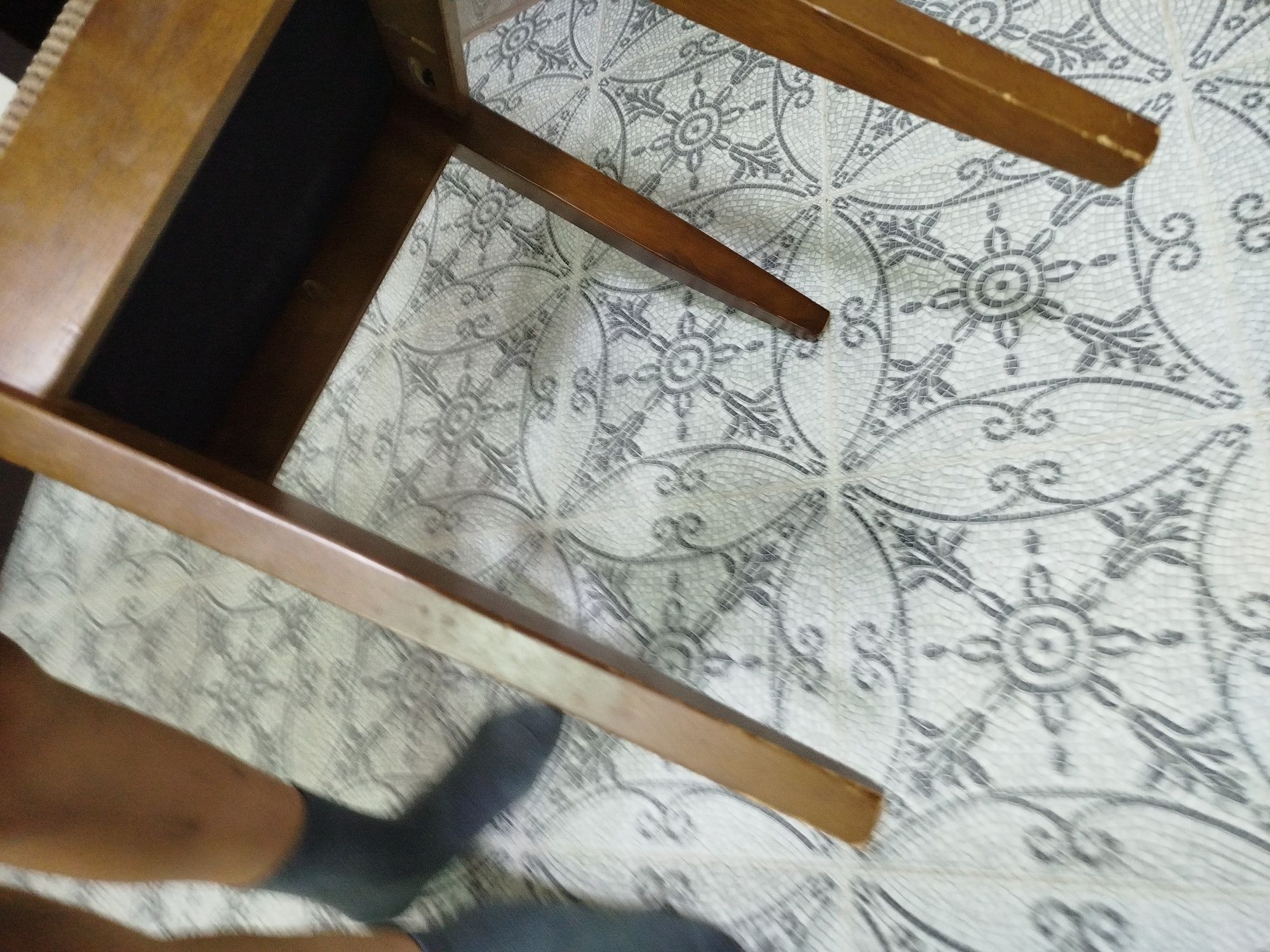 Стулья.        ,