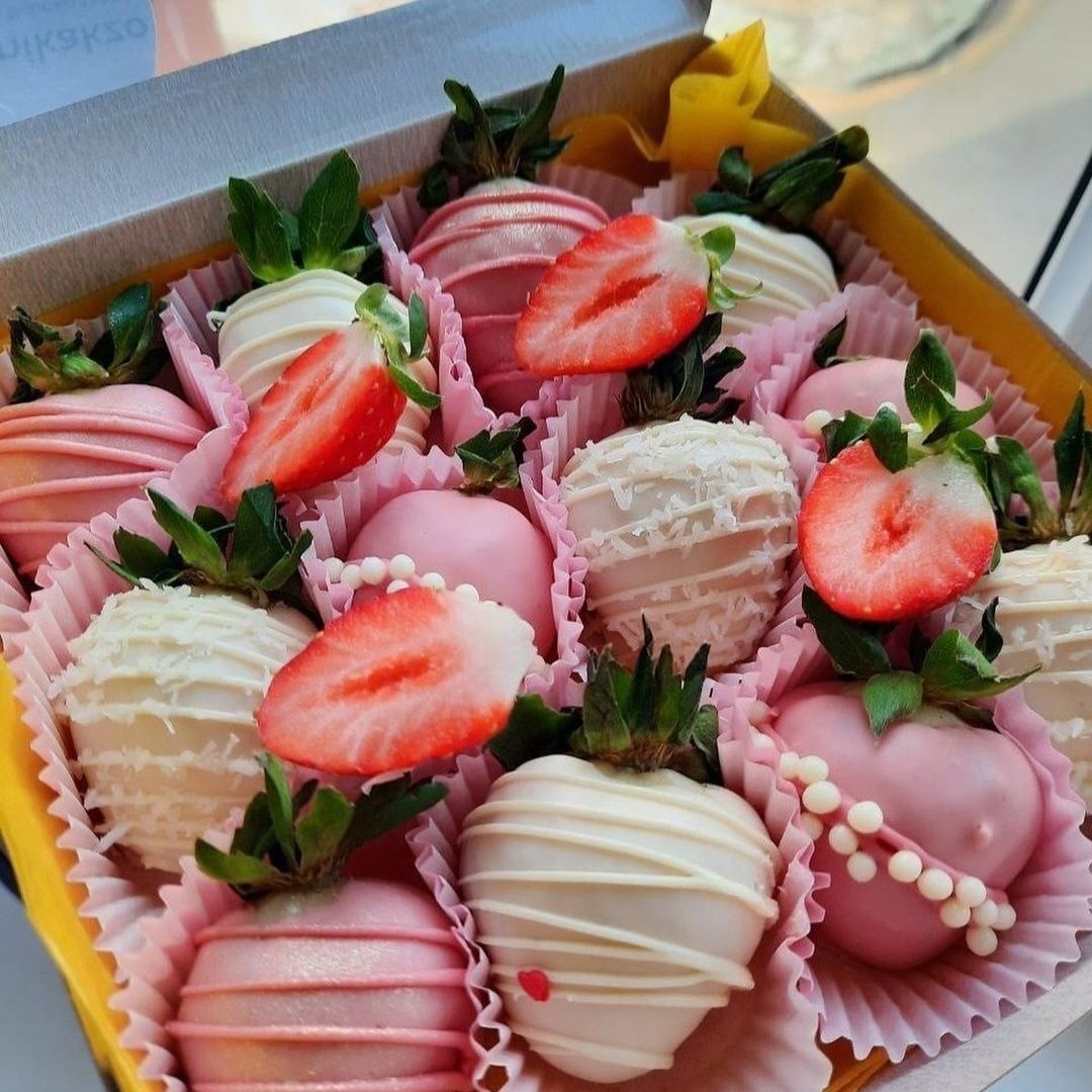 Клубника, финики и бананы  в шоколаде