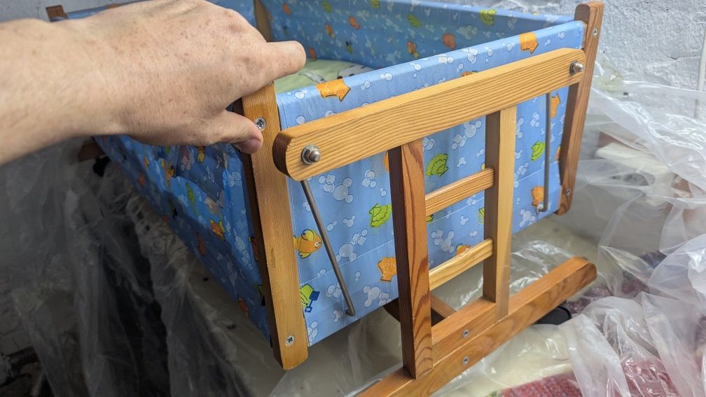 Продам детскую кроватку с колыбелькой