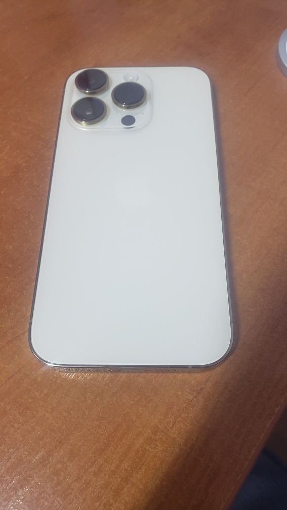 почти новый iPhone 14 pro