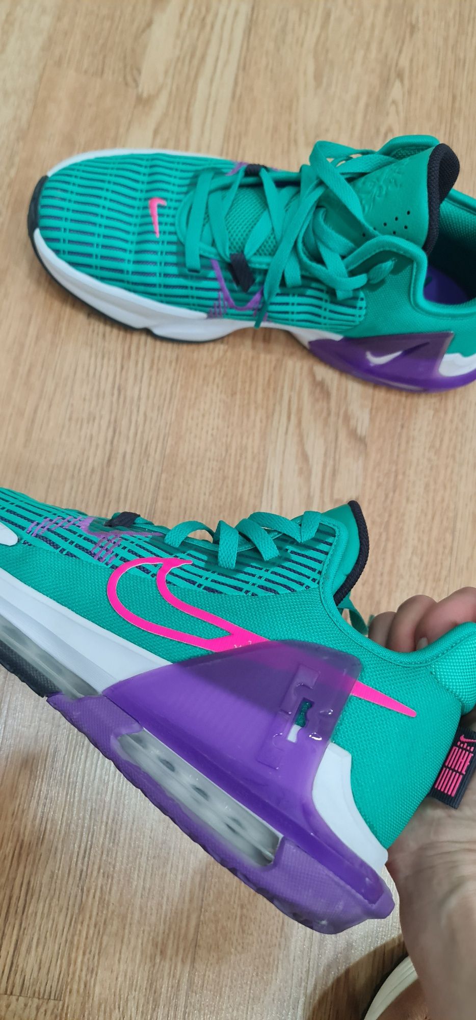 Продам Мужские кроссовки Nike
