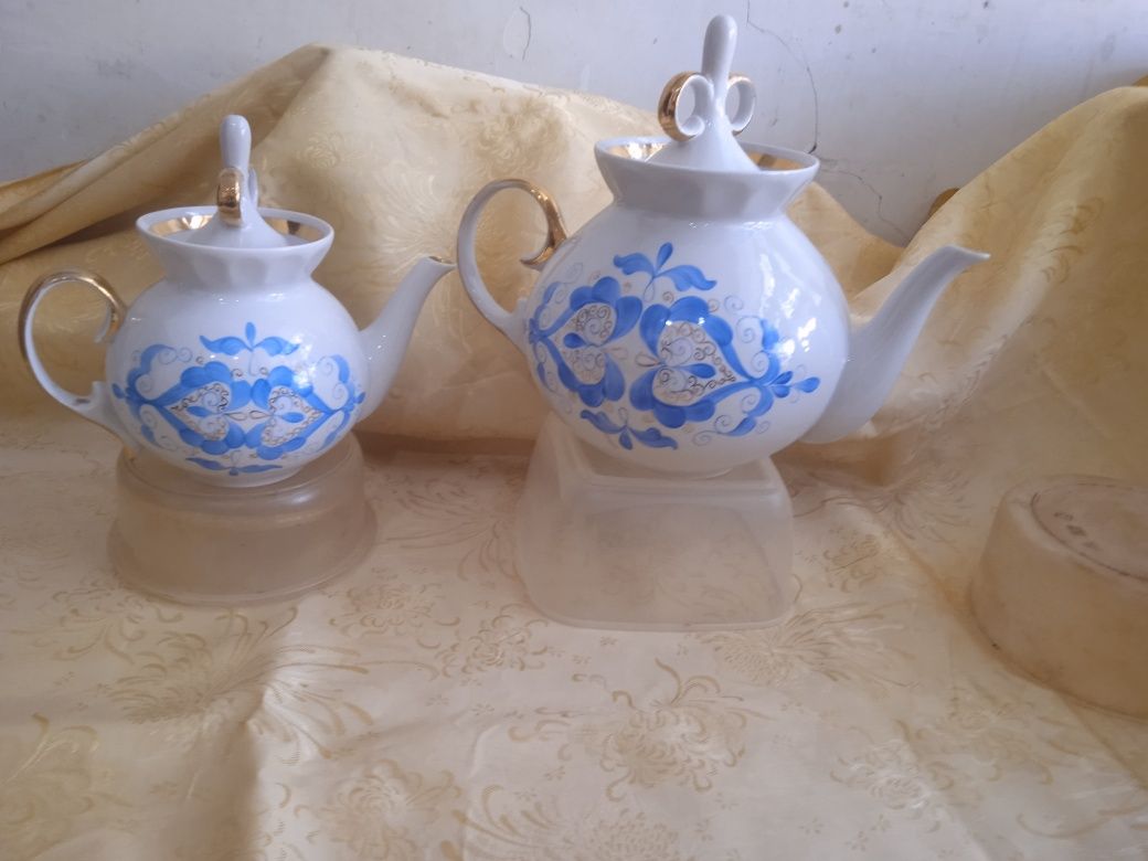 Продам фарфоровые чайники с сахарницами