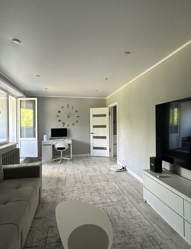 Продам 2-х комнатную квартиру 19-мкрн 23500