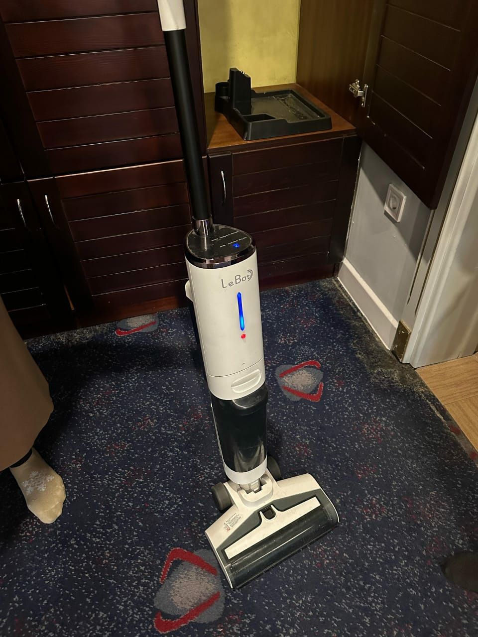 пылесос  вертикальный  моющий Le- bot