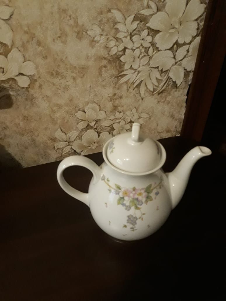 Фарфоровый чайник
