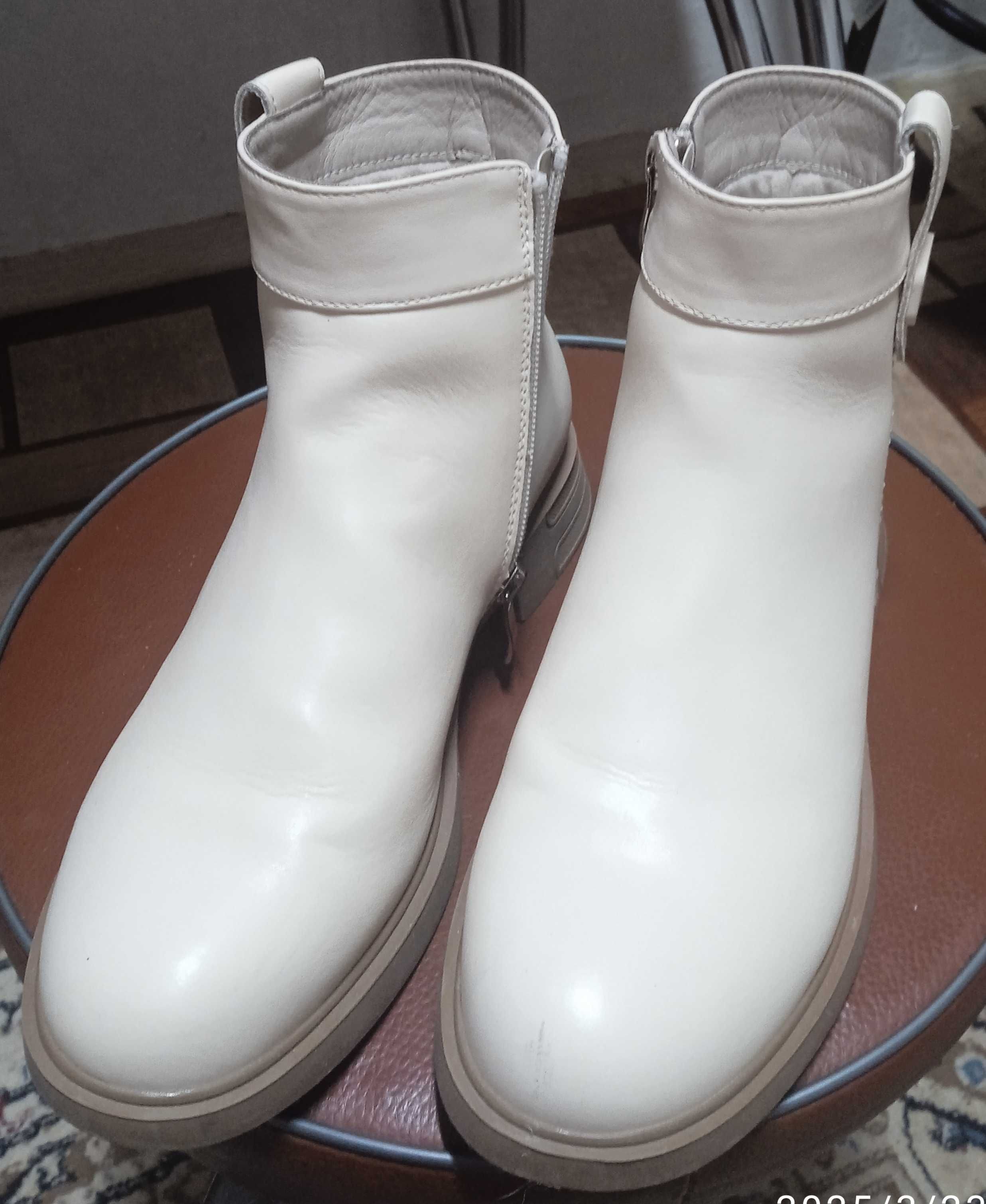 Продам детскую обувь