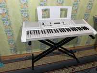 Продам синтезатор Yamaha с подставкой