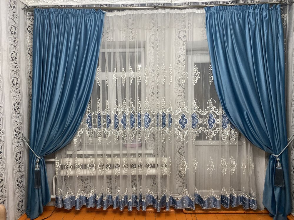 Штор с тюлем, карниз почти новый. Плюс в подарок люстра